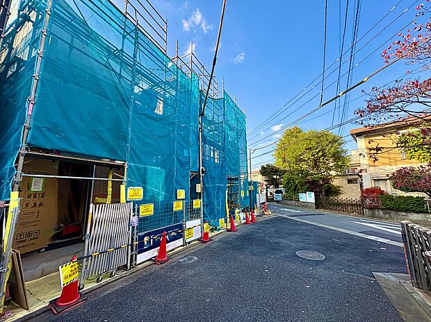 【【前面道路含む現地写真】】前面道路は東側幅員約5mの私道で、車の通り抜けができない道路設計。1号棟はさらに北側幅員約5.45mの公道の2方に面した開放感のある立地です。現地でぜひ実際の交通量などをご確認ください。