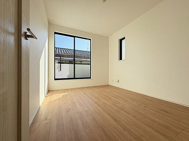 【【洋室/南側・約5.25帖/B号棟】】全洋室にそれぞれ独立したバルコニーが設けられています。天気の良い日には、窓を開けて気軽にリフレッシュできそうです。/2026.2.5撮影