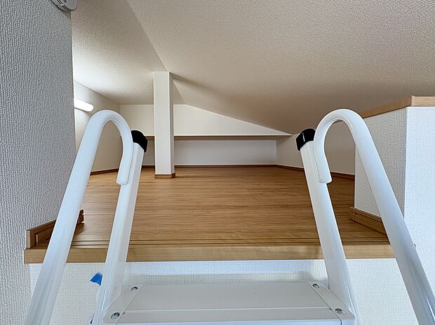 【【ロフト/B号棟】】北側・約5.25帖の洋室に約2帖のロフトが備えられています。季節外の衣類や家電の保管場所など多目的に活用できます。