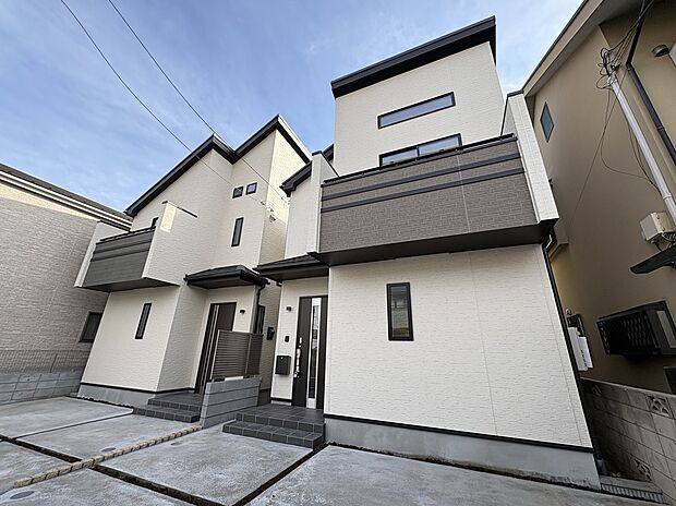 【【現地外観写真】】周辺は交通量少なめの閑静な住宅地。北側幅員約6.0mの、ゆとりある前面道路に面した敷地に建つ、新築戸建全2棟のご案内です。/2026.2.5撮影