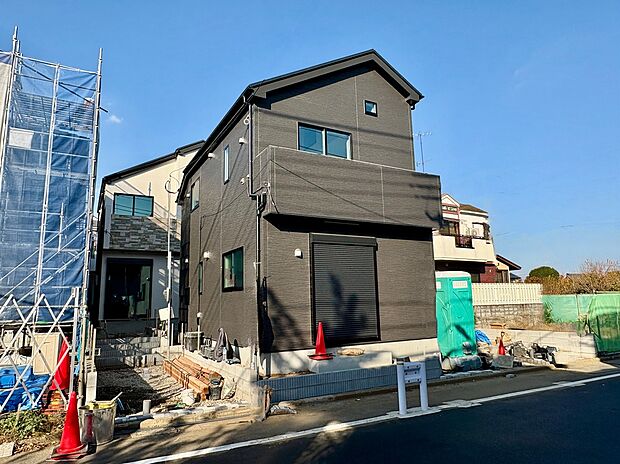 【【前面道路含む現地写真】】小学校まで徒歩6分。保育園・幼稚園も徒歩4分圏内にあります。緑豊かな公園が徒歩5分圏内に複数点在しており、のびのびと子育てできる嬉しい環境です。