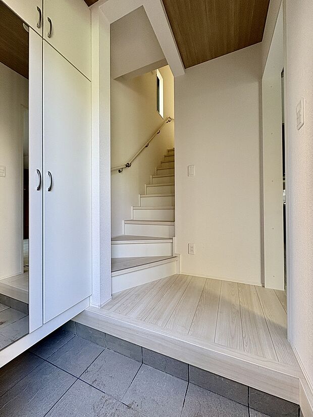 【【玄関/3号棟※成約】】明るくすっきりとした玄関スペース。木目調の天井が空間の良いアクセントになっています。LDKとの間にはドアがあり、室内が直接見えずプライバシーに配慮されています。