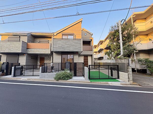 【【現地外観】】徒歩10分圏内に、スーパーやコンビニ、小学校、保育施設、公園などが揃い、暮らしやすい住環境が整っています。子育て世帯にもおすすめです。