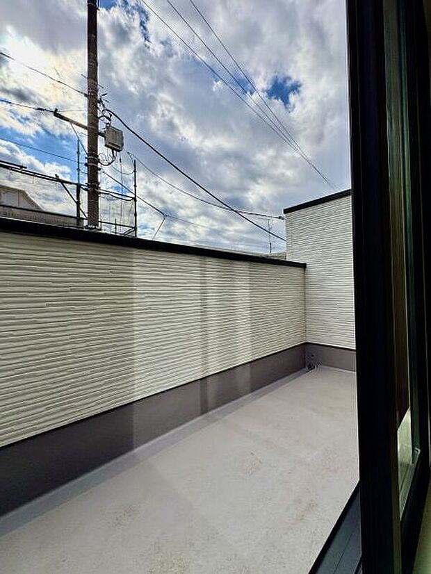 【【バルコニー/1号棟】】LDKから出入り可能なバルコニー。プライバシーを確保しやすい手すり壁付きです。南向きバルコニーにつき、洗濯物がしっかり乾きそうです。