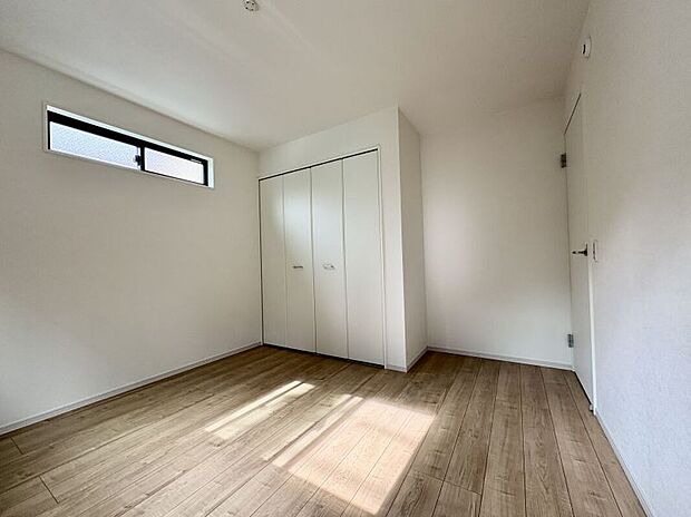 【【洋室(約6帖)/1号棟】】洋室は3部屋とも振り分けタイプで、ご家族それぞれのプライベート時間を大切にできます。3部屋とも収納が備わっており、住空間を有効にすっきりと保つことができます。