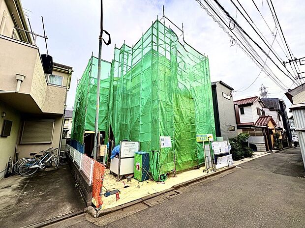 【【現地写真】】都心へのアクセスが良く利便性の高い環境ながら、カースペース1台分(車種による)が確保されています。自転車やバイク置き場としても重宝するスペースです。