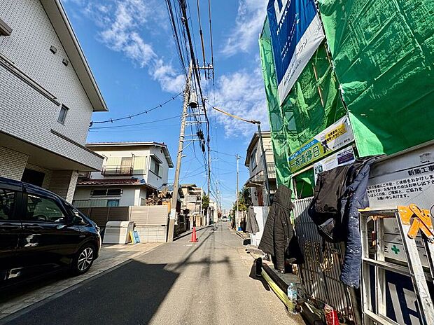 【【現地写真】】地盤保証20年、シロアリ保証5年付きの住まいです。1台分のカースペースが備わっており、マイカーライフが叶います(車種による)。/2025.11.6撮影