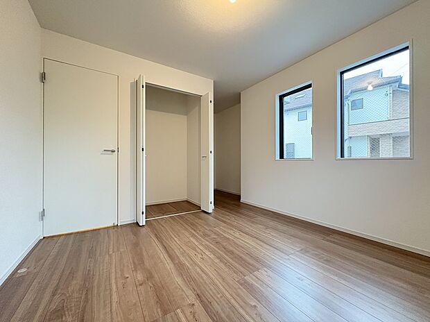 【【洋室/約7.6帖(WIC含む)】】洋室の中で最も広く、主寝室としてもおすすめです。床下収納付きのクローゼットとWICが備えられており、お部屋をすっきりと片づけることができます。