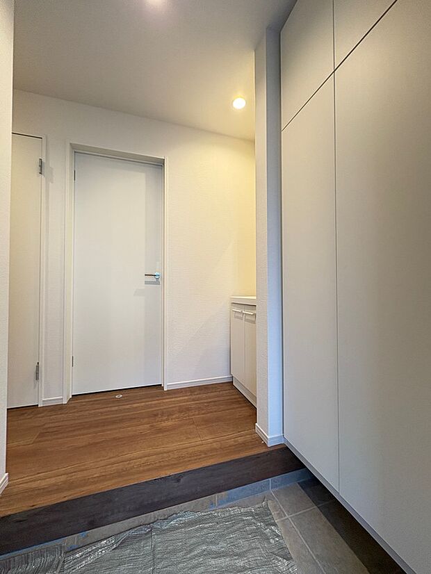 【【玄関】】玄関ミラーが設置されており、外出前に身だしなみのチェックをすることができます。土間収納付きですので、大小様々な物が収納でき、玄関をいつもスッキリとした状態に保つことが可能です。