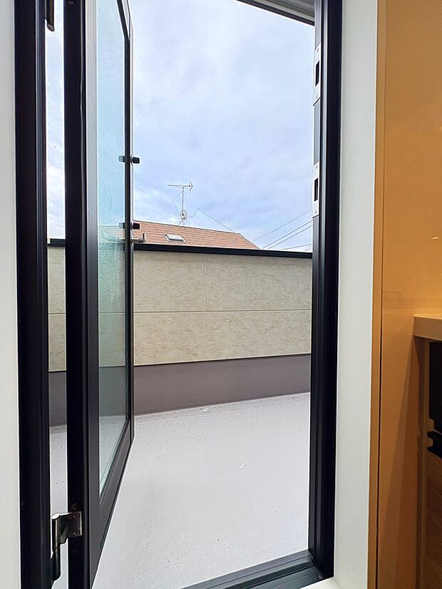 【【2階バルコニー】】キッチンから直接南側バルコニーへ出入りが可能です。家事動線がスムーズな設計です。