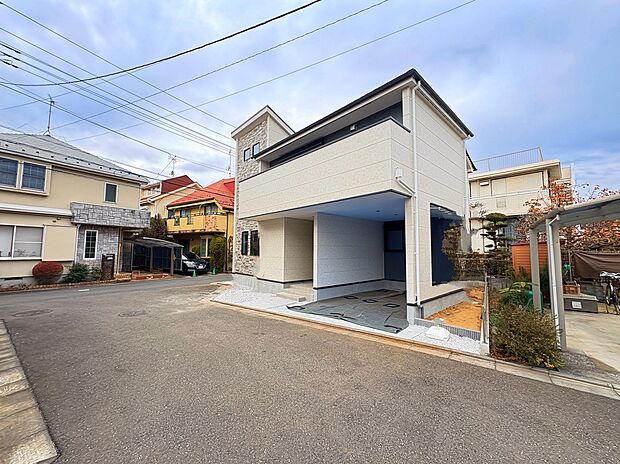 【【前面道路含む現地写真】】第一種低層住居専用地域内の落ち着いた住宅街で、穏やかな暮らしが叶います。