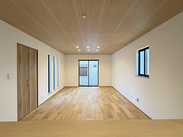 【【LDK】】キッチンから、部屋全体を見渡すことができる間取り設計です。LDで遊ぶお子様の様子を見守りながら調理ができます。