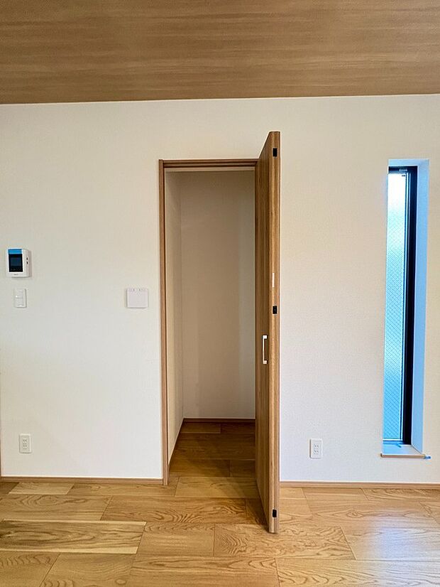 【【物入/LDK】】日用品のストックなどを収納できます。掃除機などの背の高い物もすっきり収まります。サッと取り出しやすい場所に、使用頻度の高いものを収納できて便利です。