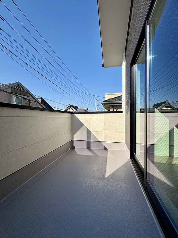 【【バルコニー】】外からの視線が届きにくい手すり壁が採用され、プライバシー性に配慮されたバルコニー。
