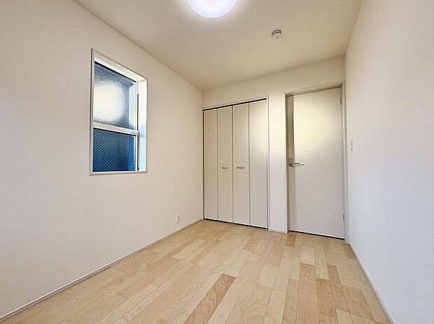 【【洋室(約4.37帖)/5号棟】】各洋室は振り分けタイプの配置でクローゼットが設置されています。扉は折れ戸が採用されており、内部が見やすい仕様です。 全居室2面採光ですので陽当たり・通風ともに良好です。