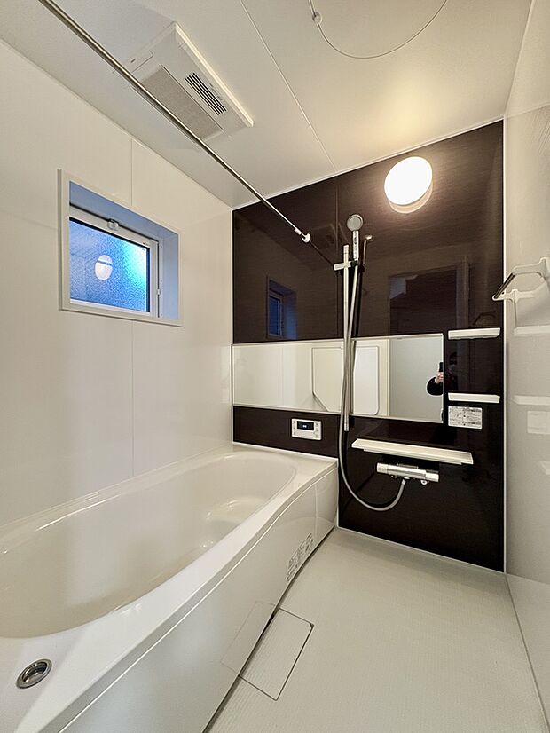 【【浴室/5号棟】】ワイドミラーが設置されており、空間に奥行きを与えてくれます。また、換気可能な窓がありますので、カビや結露の発生を軽減することができます。