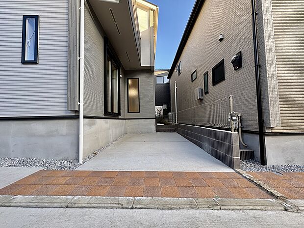 【【カースペース/2号棟】】2・5号棟ともに、カースペースには1台駐車可能(車種制限あり)。段差が少なくスムーズに駐車できそうです。