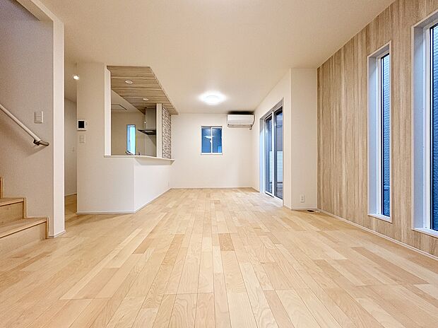 【【LDK/2号棟】】2・5号棟ともに、LDKには温水式床暖房が採用されており、足元から部屋全体を暖めてくれます。温風による乾燥がなく、肌荒れや喉の痛みの軽減に繋がります。