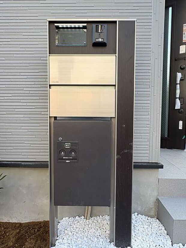 【【機能門柱】】宅配ボックスが備わっているため、不在時や非対面でも荷物の受け取りが可能です。インターフォンはLDKのTVモニターに繋がっており、防犯面に配慮されています。