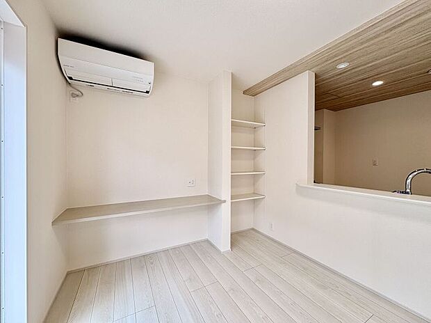 【【LDK】】西側に4枚の可動棚+カウンターが設けられています。オープン収納や作業スペースなど、ご家族のライフスタイルに合わせて多用途に活用可能です。