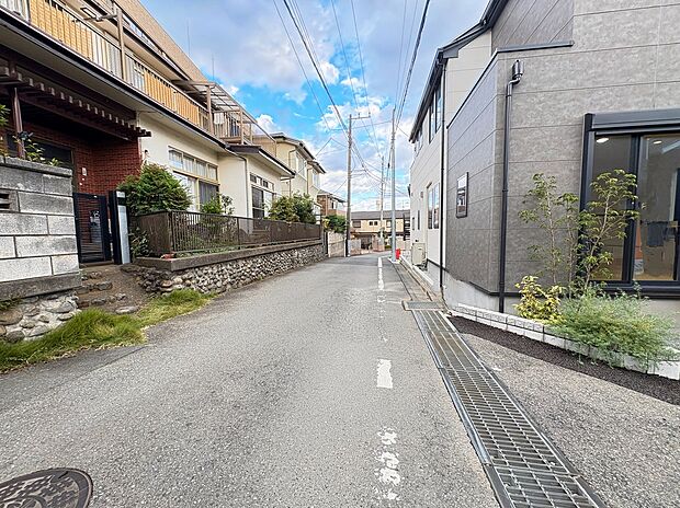 【【前面道路】】周辺は穏やかな暮らしが叶う第一種低層住居専用地域に位置しています。小・中学校や幼稚園などの教育施設が徒歩10分圏内に揃う住環境です。
