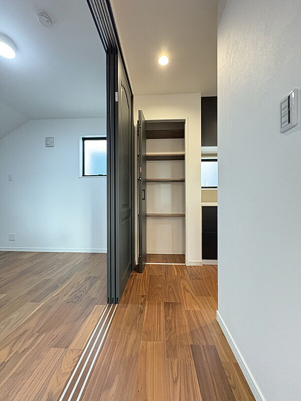 【【キッチン収納】】LDKにはリビング・ダイニング側とキッチン側の2ヶ所に収納スペースが設けられています。キッチン側は、食料品のストックなどをしまってパントリーとしても活用できます。