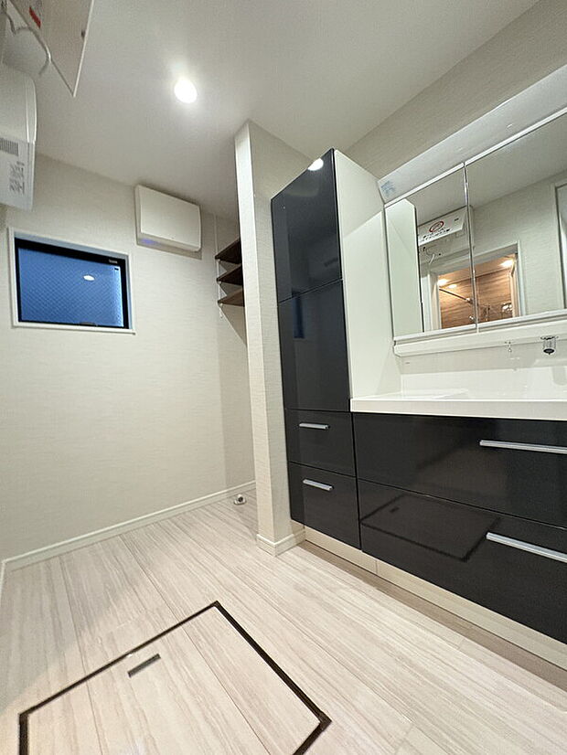 【【洗面所】】ゆとりある広さの洗面所。洗濯機置き場の上部には、可動棚が設置されています。洗面化粧台は水栓周りに水が溜まりにくい上方吐水タイプです。