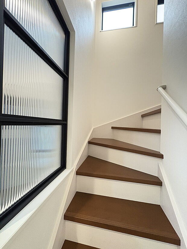 【【階段】】階段部分の壁にも小窓が設けられており、自然光が差し込みます。階段の上り下りをサポートしてくれる手摺り付きです。