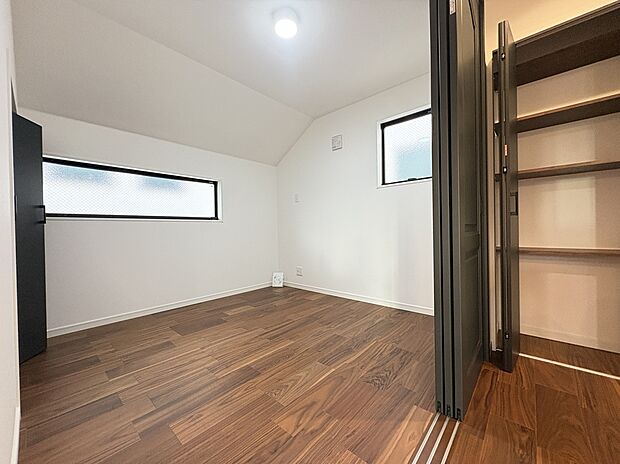 【【2階洋室/約4.5帖】】LDKに隣接した洋室です。引き戸を開放して、一体利用も可能。LDKと合わせると23帖超えの、団らん空間が広がります。