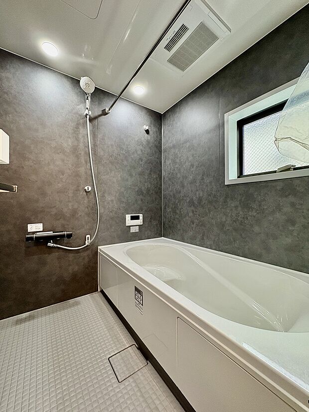 【【浴室/1号棟】】一日の疲れを癒す浴室。落ち着いた配色のパネルが採用されています。窓があるため自然換気をこまめに行えます。