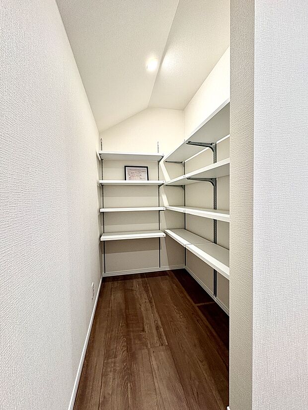 【【パントリー/1号棟】】キッチン周りがすっきり片付くパントリー。しまいたい物に合わせたジャストサイズの収納を工夫することができる可動棚付きです。