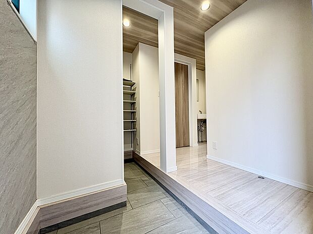 【【玄関/2号棟】】シューズインクロークと玄関は扉で仕切ることができます。引き戸ですので開閉時のデッドスペースが少なく、静かに出入りすることができます。