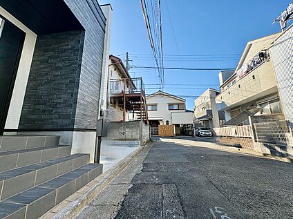 【前面道路含む現地写真】