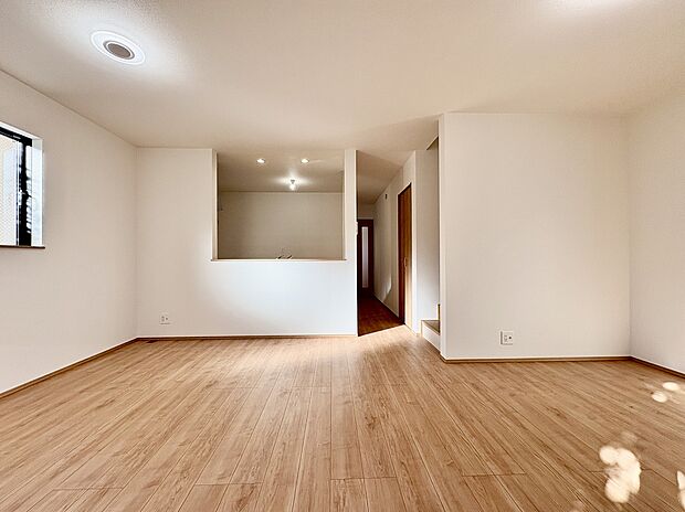 【【LDK/約20.5帖】】太陽光発電付きの新築戸建て。省エネルギー対策が施されているため、光熱費の節約に◎断熱性が高く、結露予防効果のある複層ガラス・サッシが採用されています。