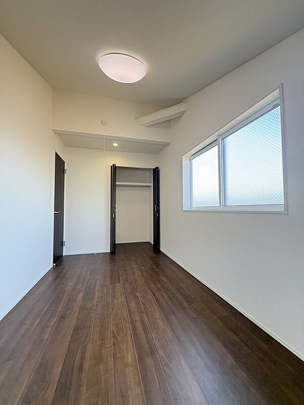 【【洋室/約6.25帖(北側)】】勾配天井が採用された、天井が高く開放感のある洋室です。全居室に収納スペースが設けられており、生活感の出ない住空間が叶います。