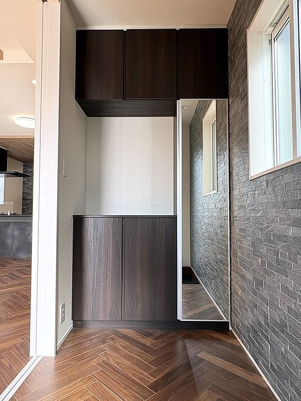 【【玄関】】シューズボックスが設けられており、散らかりがちな玄関を綺麗に保てます。外出前に全身チェックができる姿見付きです。カウンターには、お好きな小物などを飾ることができます。