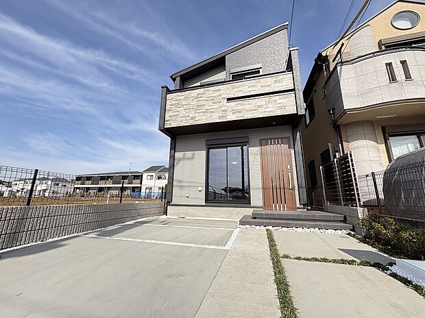 【【現地外観写真】】敷地32坪超のゆとりある2階建て「4LDK」。全居室2面採光で、明るさに満ちた住空間が広がっています。全居室に収納が備わっているため、設置家具を最小限に抑えて室内を広く使えます。