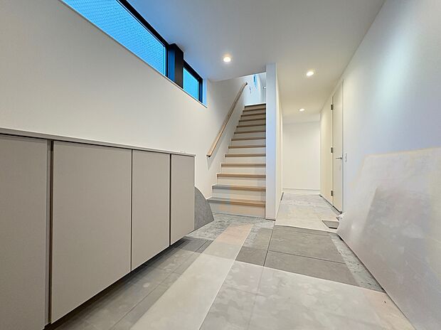 【【玄関】】ゆとりある広さで、開放的な玄関です。ハイサイドライトから、日中は明るい陽光が差し込みます。階段の幅は約1mと広々。ゲストを気持ち良くお出迎えできます。