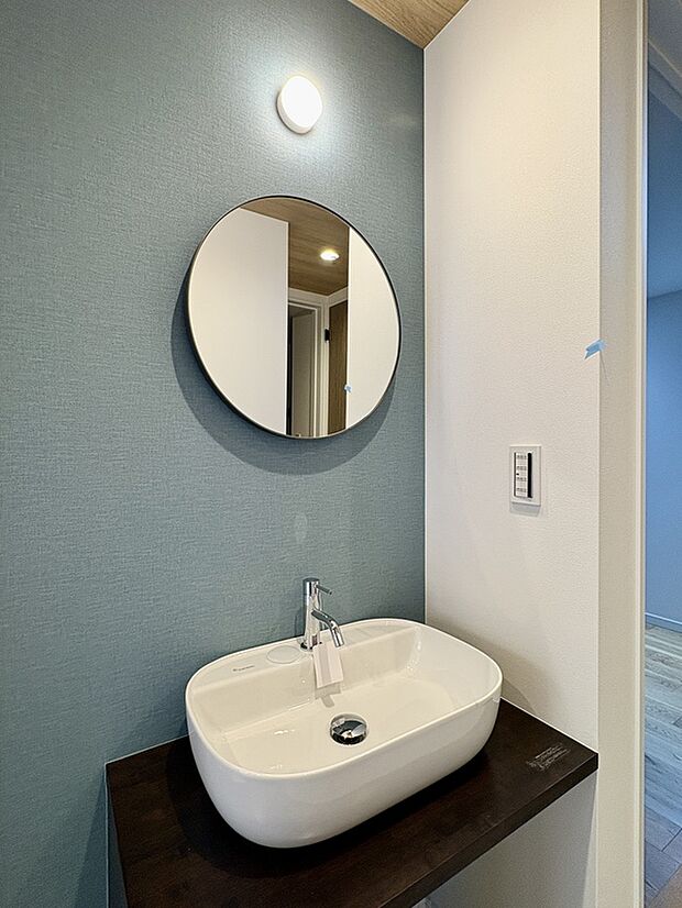 【【C号棟玄関ホール手洗い器】】全3棟、玄関ホールに手洗い器が設けられています。帰宅後の手洗いをスムーズに行えます。セカンド洗面台としても活躍しそうです。