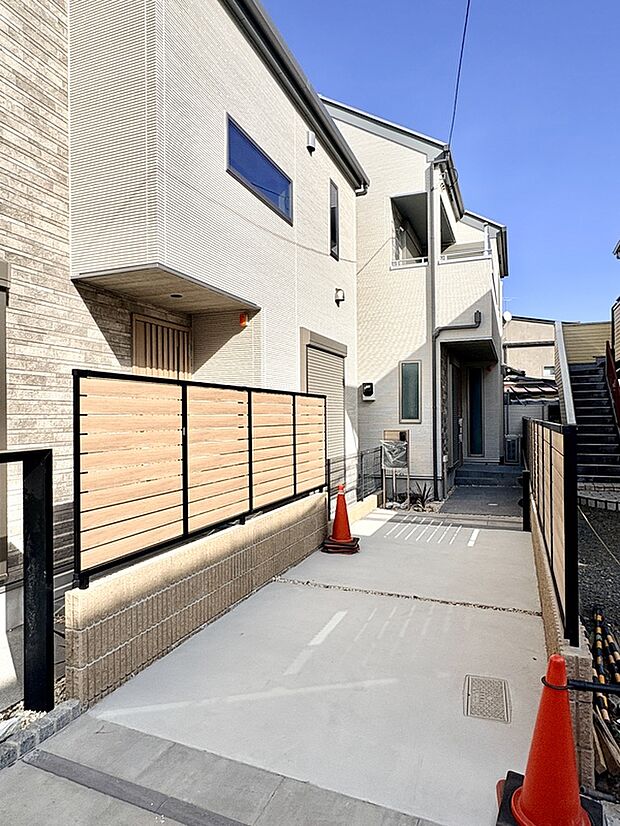 【【C号棟外観】】道路から奥まった場所に位置しているため、プライバシー性が高く、より静かな環境で過ごせます。アプローチ部分にお気に入りの植物を並べて、ガーデニングも楽しめます。