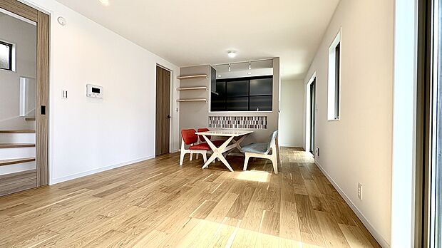 【【A号棟LDK】】リビング全体を見渡せる対面式キッチン。一体感があり、リビングで過ごすご家族とコミュニケーションを楽しめます。お子様を見守りながら作業できるのも嬉しいポイントです。