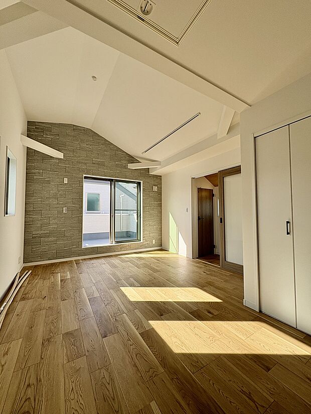 【【B号棟LDK】】リビング階段仕様で、自然とコミュニケーションの機会が増える嬉しい間取り。家族の気配を感じやすく、毎日楽しい声が飛び交う、温かな空間になりそうです。