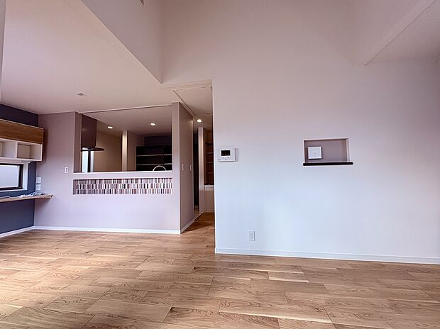 【【C号棟LDK】】外からの視線を気にせず寛げる2階LDK。ご家族でゆっくりと団らん時間を楽しめます。キッチンと洗面室が近く、炊事・洗濯など、生活動線がスムーズな設計です。