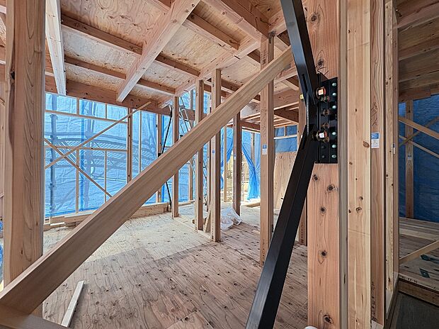 【【建築中写真】】制震ダンパーを搭載し、地震対策を施しています。断熱等級5・一次エネルギー消費量等級6の性能で、ご家族の快適な暮らしを支えます。