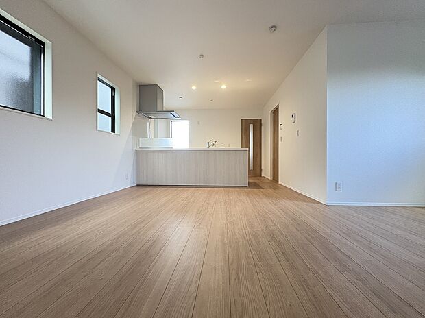 【【LDK/約17.02帖】】キッチンは、調理しながらご家族やお客様との会話が弾む対面式。明るく爽やかな風が通り抜ける心地良い空間です。