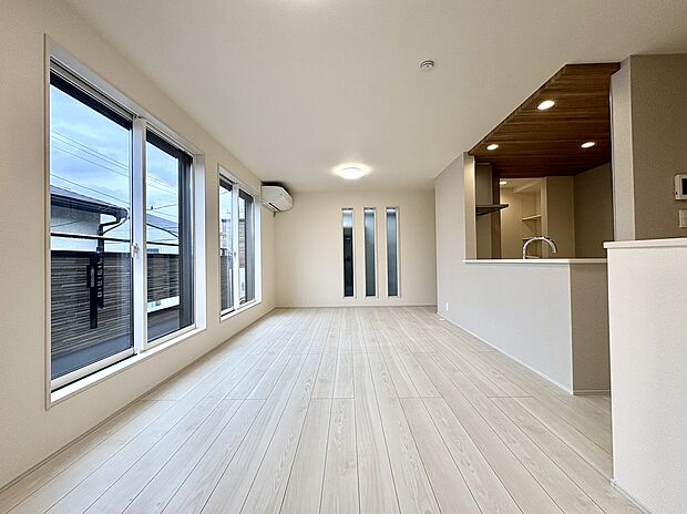 【【LDK/約19.0帖】】南面含む3面採光が確保されたLDK。2階に配置されているため、外部からの視線を気にすることなくゆったりお過ごしいただけます。