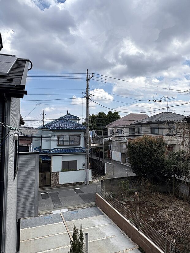 【【住宅からの眺望写真】】徒歩10分圏内に小中学校や幼保施設が揃い、子育て世帯にもおすすめの住環境。こぶし公園も徒歩3分の距離にあり、小さなお子様とも気軽に遊びに行けそうです。