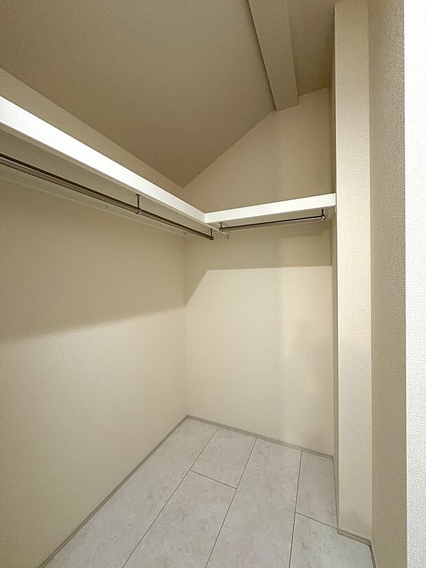 【【洗面所収納】】枕棚とハンガーパイプ付きの収納が備わっています。室内物干しやバルコニーで干し、乾いた洋服類をそのまま掛けて収納することができ、ファミリークローゼットとして活躍してくれます。