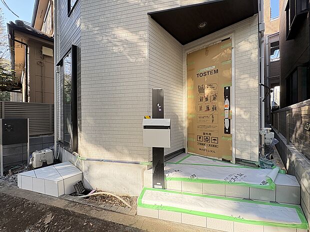 【【玄関】】2階部分を利用した庇付きの玄関スペース。コンパクトでありながら、デザインや機能性にもこだわり設計。敷地内に不在時も荷受け可能な宅配ボックスを設置しています。