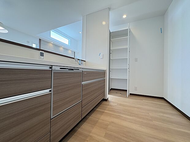 【【キッチン】】収納豊富なキッチンスペース。家事負担を軽減する食器洗乾燥機が搭載されています。浄水器が設置されているため、手軽に美味しい水を飲むことができます。